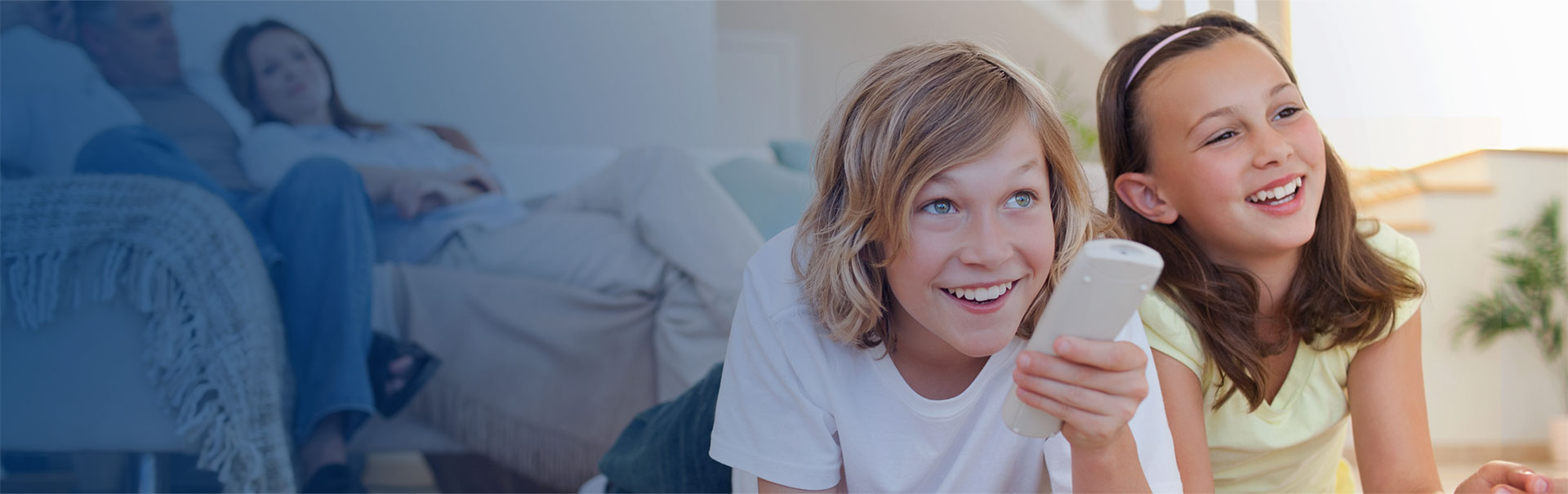 kinderen bedienen aircosysteem van izi cool met afstandsbediening